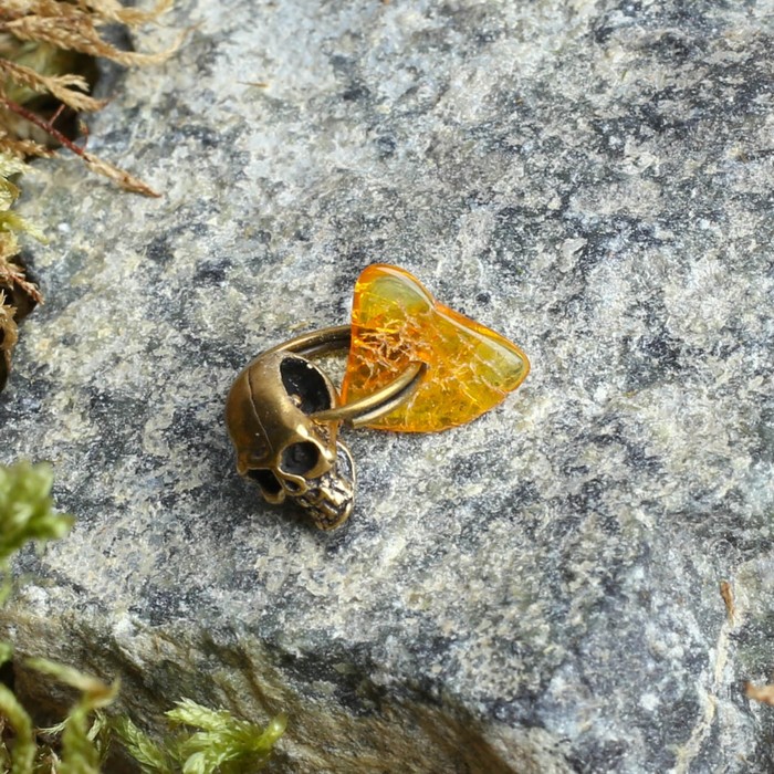 Брелок-талисман "Череп", натуральный янтарь - фото 1905476505