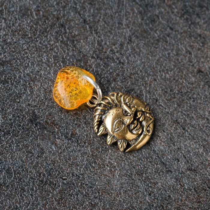 Брелок-талисман "Луна и Солнце", натуральный янтарь - фото 1905476510