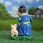 Садовая фигура "Бабка с поросенком" синий, 30х21см - Фото 3