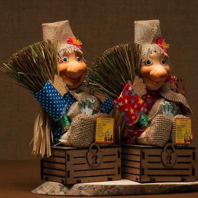 Фигурка оберег - домовой «Баба яга на сундуке», 30×29×23 см, МИКС