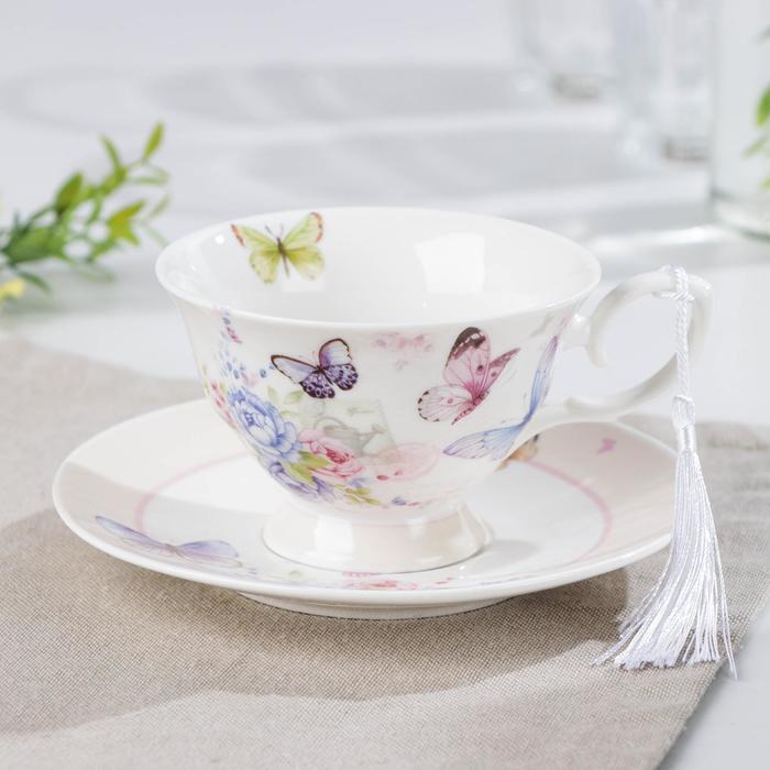 Чайная пара керамическая в подарочной упаковке «Бабочки», 2 предмета: чашка 220 мл, блюдце d=15 см, цвет белый - Фото 1