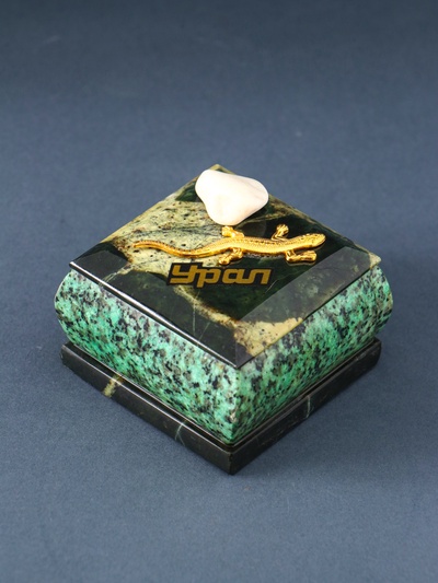 Шкатулка для украшений «Урал», змеевик, с декоративным камнем, 6.5×6.5×5.5 см