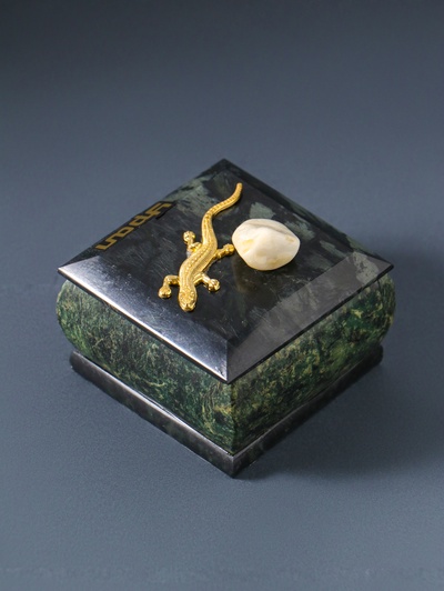 Шкатулка для украшений «Урал», змеевик, с декоративным камнем, 6.5×6.5×5.5 см