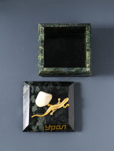 Шкатулка для украшений «Урал», змеевик, с декоративным камнем, 6.5×6.5×5.5 см