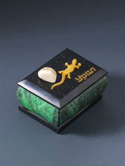 Шкатулка для украшений «Урал» прямоугольная, змеевик, с декоративным камнем, 7.5×5.5×5.5 см