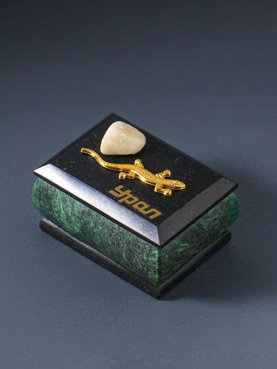 Шкатулка для украшений «Урал» прямоугольная, змеевик, с декоративным камнем, 7.5×5.5×5.5 см