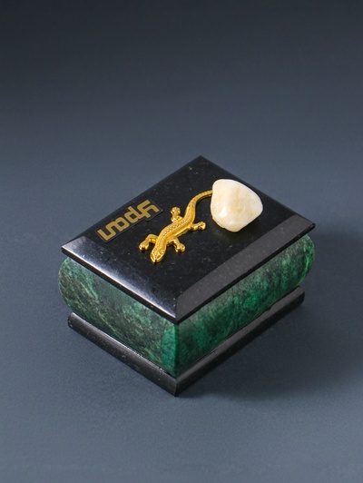 Шкатулка для украшений «Урал» прямоугольная, змеевик, с декоративным камнем, 7.5×5.5×5.5 см