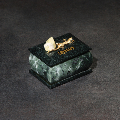 Шкатулка для украшений «Урал» прямоугольная, змеевик, с декоративным камнем, 7.5×5.5×5.5 см