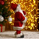 Дед Мороз  "В красной шубке, с брёвнышком" 29 см - фото 3817951