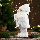 Дед Мороз "В белой шубке, с фонариком и подарками" 30 см - фото 3817955