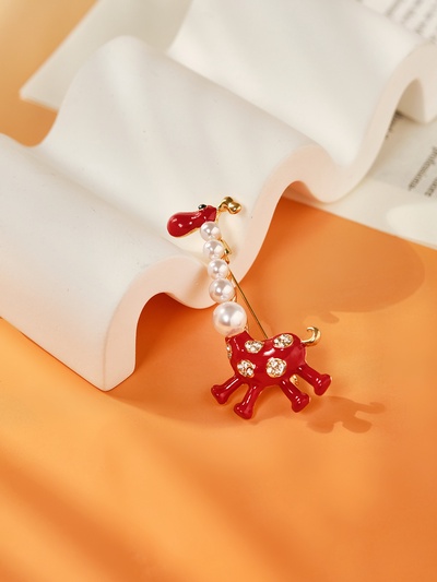 Брошь «Жираф весёлый», цвет красно-белый в золоте