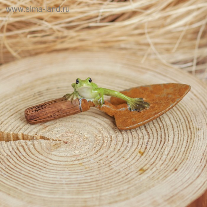 Сувенир полистоун "Лягушонок на совочке" - Фото 1