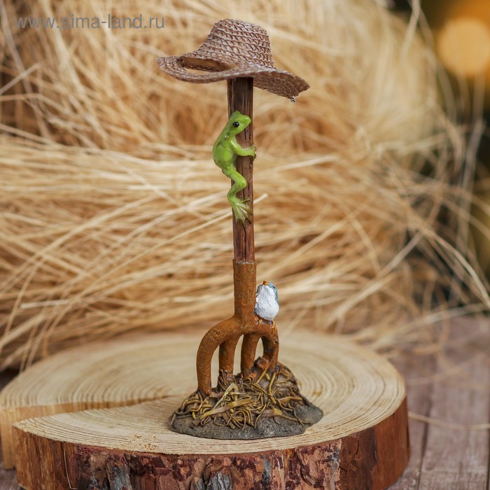 Сувенир полистоун "Лягушонок, воробей, вилы и соломенная шляпа" - Фото 1