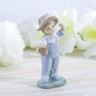 Сувенир керамика "Мальчик в голубом комбинезоне с горшочком в руках" 13х6,3х4,8 см - Фото 1