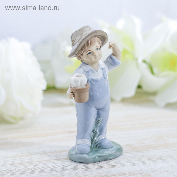 Сувенир керамика "Мальчик в голубом комбинезоне с горшочком в руках" 13х6,3х4,8 см - Фото 1