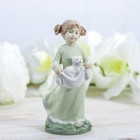 Сувенир керамика "Девочка в зелёном платье с котёнком" 15х7,8х5,8 см - Фото 1