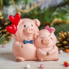 Сувенир полистоун "Розовые поросята - Свидание, шарики-сердечки" 8,7х9,7х6,2 см - Фото 1