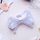 Бант для волос на резинке «Школьница», жемчужинки на лентах, 7.5 см, белый - Фото 3