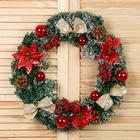 Венок новогодний d-36 см "Шишки" с красными цветами - фото 3742641