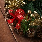 Венок новогодний d-19 см "Подарочек" с золотыми цветами - Фото 2