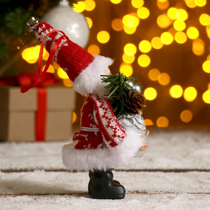 Дед Мороз "В красной шубке с серебристым мешком" 14 см - фото 1908397013