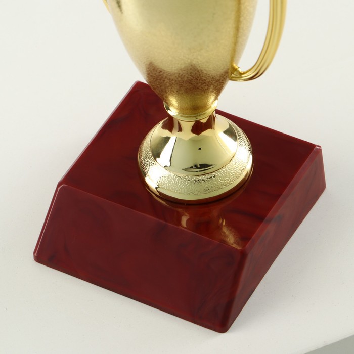 Кубок 056, наградная фигура, золото, подставка пластик, 12 х 6,3 х 6,3 см. - фото 1908399643