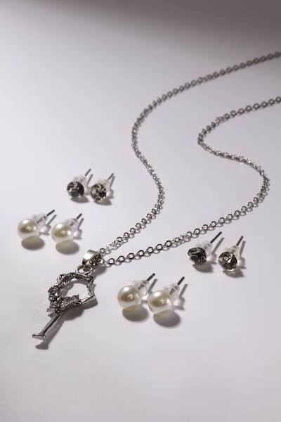 Гарнитур 5 предметов: 4 пары пусет, кулон «Гимнастка», цвет белый в серебре, 40 см