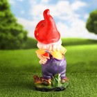 Садовая фигура "Гном с ежиком малый" 18х15х38см - Фото 4