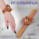 Игольница на браслете «Мишка», 23 × 6,5 см, цвет коричневый - фото 8711312