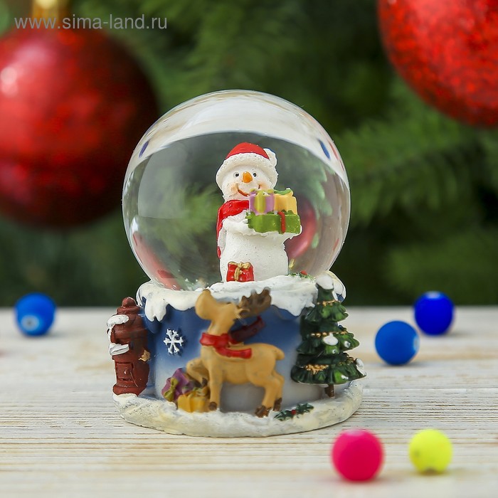Сувенир полистоун водяной шар "Снеговичок с подарками" 6,5х5,5х5,3 см - Фото 1