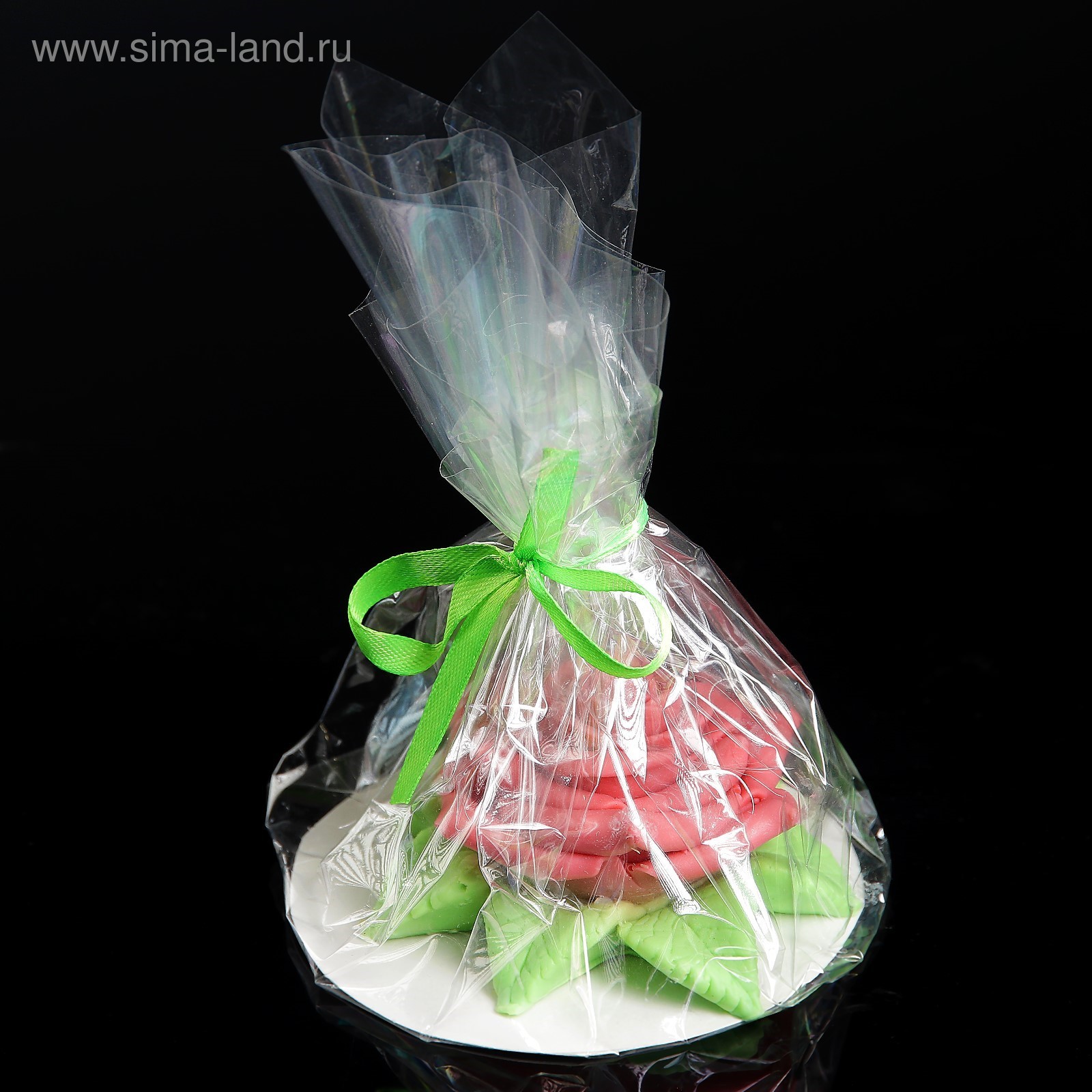 Прозрачная упаковка для подарков. Прозрачная упаковка для подарков. Подарочная корзина новогодняя в слюде. Подарок в слюде. Упаковка корзины в прозрачную пленку.