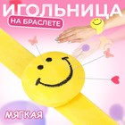 Игольница на браслете «Смайл», 23×6.5 см, жёлтая - Фото 1