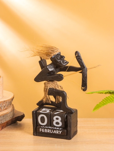 Вечный календарь «Абориген с луком», 23 см, дерево