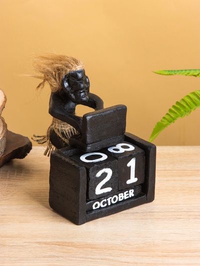 Вечный календарь «Абориген с компьютером», 15×11×10 см, дерево