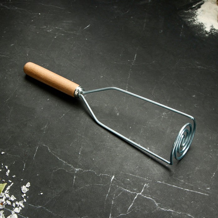 Толкушка с деревянной ручкой «Спиральная», 27 см - Фото 1