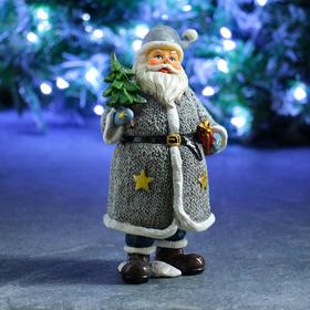 Фигура "Дед Мороз с елкой и подарком" в белом 10х13х22см