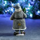 Фигура "Дед Мороз с елкой и подарком" в белом 10х13х22см - Фото 3