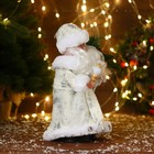 Дед Мороз "В белой шубке с подарками" двигается, с подсветкой, 30 см - фото 3822727