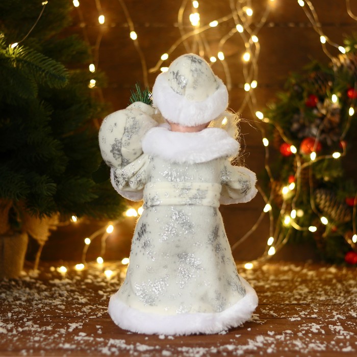 Дед Мороз "В белой шубке с подарками" двигается, с подсветкой, 30 см - фото 1908409415