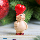 Сувенир полистоун "Хрюндель с шариком-сердцем" 5,5х2,5х2,5 см - Фото 1