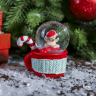 Сувенир полистоун водяной шар "Мишутка в кружечке с корицей и леденцом" d=4,5 см - Фото 3