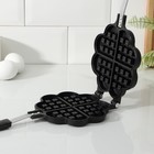 Сковорода вафельница Доляна «Венские вафли», d=14 см, пластиковая ручка, чёрная - Фото 2