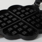 Сковорода вафельница Доляна «Венские вафли», d=14 см, пластиковая ручка, чёрная - Фото 3