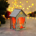 Подвеска световая "Домик с Оленем", 11х15х8 см, 1 LED, бат.(в комп), красное окно, Т/БЕЛЫЙ - Фото 1