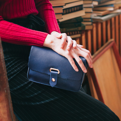 Сумка женская, отдел на клапане, длинный ремень, цвет синий