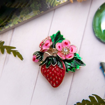 Брошь «Земляничка» с цветами, цветная в золоте