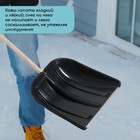 Лопата для уборки снега, пластиковый ковш 410×415 мм, металлическая планка, деревянный черенок, с ручкой - Фото 4