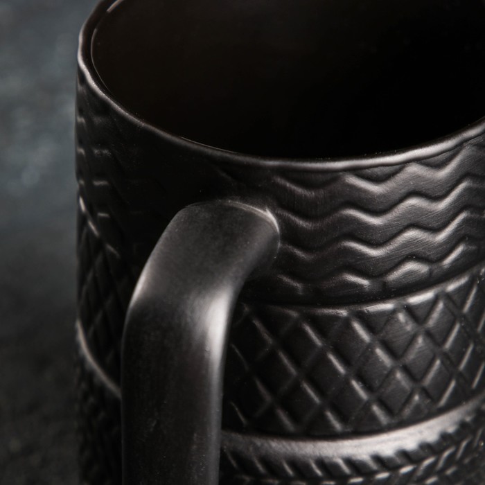 Кружка керамическая «Шины», 460 мл, цвет чёрный - фото 1905510620