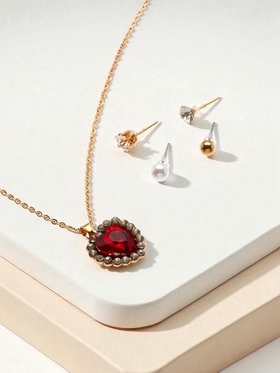 Гарнитур 5 предметов: 4 пары пусет, кулон «Сердечко», цвет бело-красный в золоте, 40 см