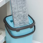 Швабра с отжимом и ведро: ведро с отсеками для полоскания и отжима 12 л, швабра плоская, запасная насадка из микрофибры - Фото 10